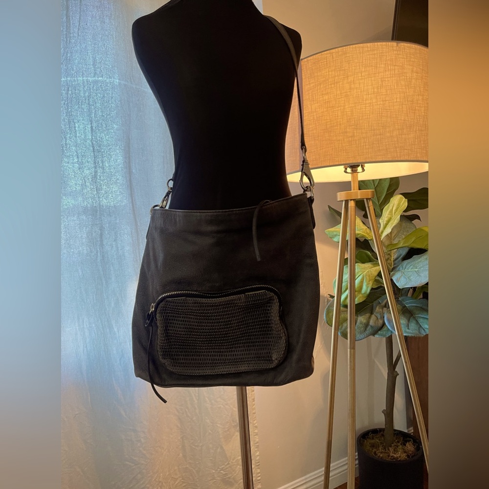 She-lo beautiful leather bag. Serious classic and beautiful inside as well.